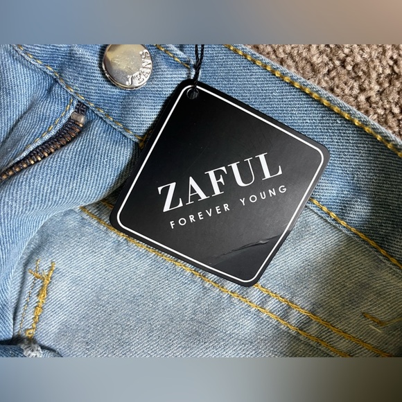 Zaful light wash denim cuffed shorts - Picture 6 of 6